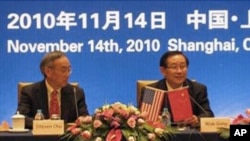 美国能源部长朱棣文(左)和中国科技部部长万钢(右)