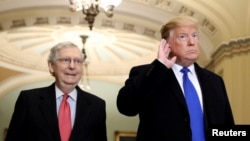 资料照:美国总统特朗普和美国会参议院多数党领袖麦康奈尔在国会山。特朗普在听记者提问题。(2019年3月26日)