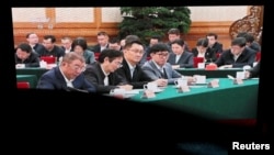 北京某购物中心的巨型电子屏幕播放的新闻画面显示,数位知名中国民营企业家在北京举行的一个座谈会上听取中国领导人习近平讲话的场景。(2025年2月17日)