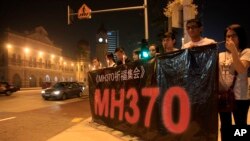 人们在吉隆坡为失踪的马航MH370航班上的乘客举行烛光祈福仪式。 (2014年3月10日)
