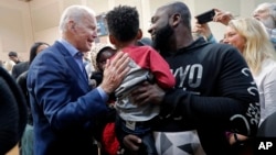 2020年2月27日民主党总统参选人前副总统拜登在南卡罗来纳州康韦举行的竞选活动上发表讲话后向支持者致意。