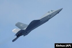 中国官媒新华社发布照片显示,中国空军歼-35a战机在中国广东珠海第15届航空展期间进行飞行训练。(2024年11月12日)