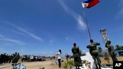 菲律宾军民在南中国海派格阿萨岛(中国称中业岛)上举行升国旗仪式