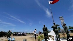 资料照:菲律宾人在(派格阿萨岛)中业岛上举行升旗仪式 (2015年5月11日)