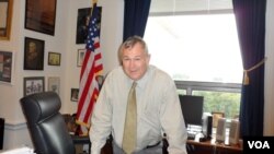 罗拉巴克众议员在他的办公室 (美国之音杨晨拍摄)