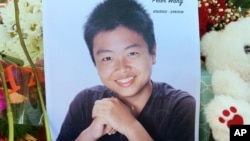 2018年2月16日,佛罗里达州帕克兰的纪念场所有15岁的华裔学生王孟杰(Peter Wang)的照片。面对枪击案凶手,他勇敢地顶住门,让同学先离开,最后不幸牺牲。