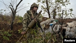 乌克兰军人在扎波罗热州罗博季涅村外检查前俄军阵地(2023年11月23日)