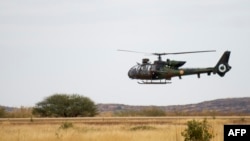 资料照片:一架法军瞪羚直升机从马里廷巴克图飞回后降落在法国陆军位于马里塞瓦雷的基地机场。(2013年·月28日)