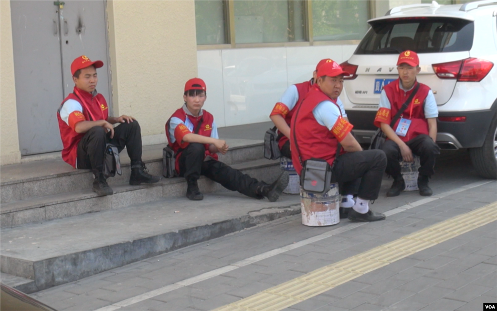 朝阳区街头的安保志愿者称,一早上岗到下午近两点还没吃午饭。(美国之音叶兵 艾伦拍摄)