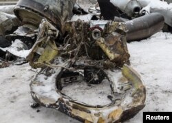 우크라이나 당국 관계자가 하루키우에서 지난 1월 러시아가 발사한 북한산 미확인 미사일 잔해를 조사하고 있다.