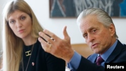 国际废除核武器运动(ICAN)执行主任贝亚特里斯·费恩(右)