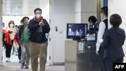 2020年1月13日,台湾疾病控制中心使用人体检测仪在桃园机场检测从武汉飞抵台北旅客的体温。