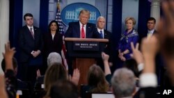 美国总统特朗普在白宫举行的关于应对新型冠状病毒的记者会上回答提问(2020年3月18日)。