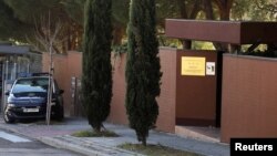 Xe cảnh sát bên ngoài đại sứa quán Triều Tiên ở Madrid, Tây Ban Nha, ngày 28 tháng 2, 2019.