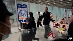 资料照片:旅客走出北京首都国际机场国际到达大厅。(2023年3月14日)