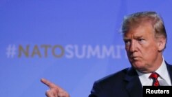 美国总统川普在北约峰会结束后的记者会上(2018年7月12日)