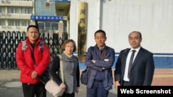 幸清贤的律师冉彤(左一)和唐志顺的律师等人不懈努力寻找当事人(冉彤律师微博图片 )