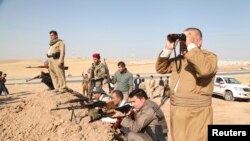 Các chiến binh người Kurd tham gia vào một cuộc triển khai an ninh cao độ chống lại Nhà nước Hồi giáo ở Khazer, 8/8/2014.