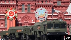 世界反法西斯战争胜利70周年俄罗斯在莫斯科红场展示其洲际弹道导弹。(资料照)