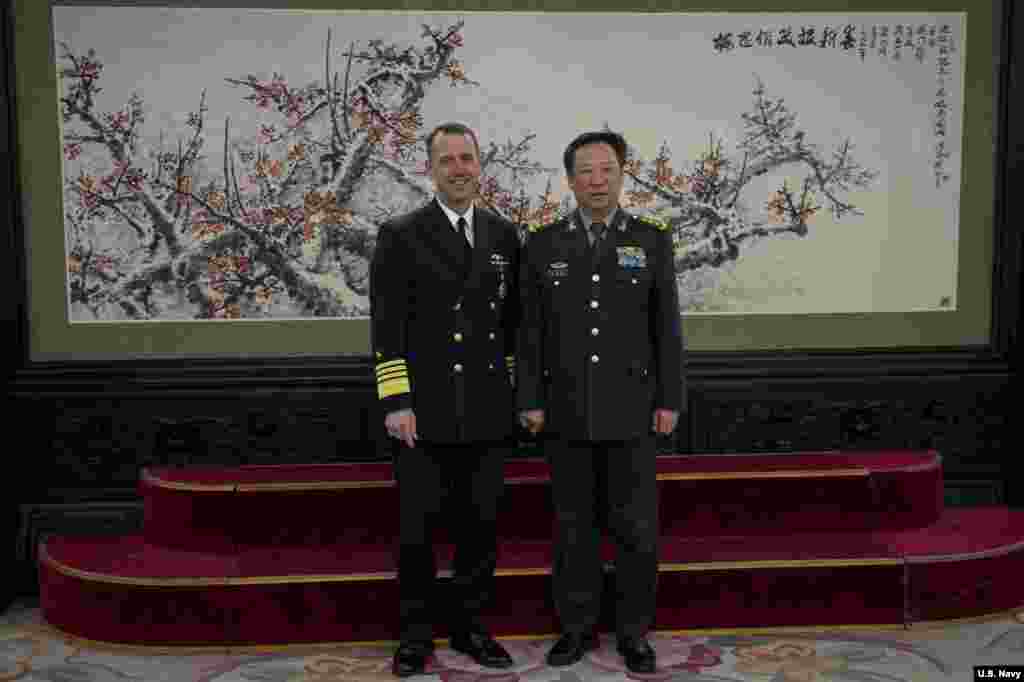 美国海军作战部长理查森上将2019年1月15日与中国军委联合参谋部参谋长李作成上将在北京八一大楼合影(美国海军图片)。李作成说,台湾问题是中国内政,不容外来干涉,“如果有人要将台湾从中国分裂出去,中国军队将不惜一切代价维护祖国统一”。理查森说,美国反对北京或台北采取任何单边行动,“我们仍然反对任何一方采取改变现状的任何单边行动。”