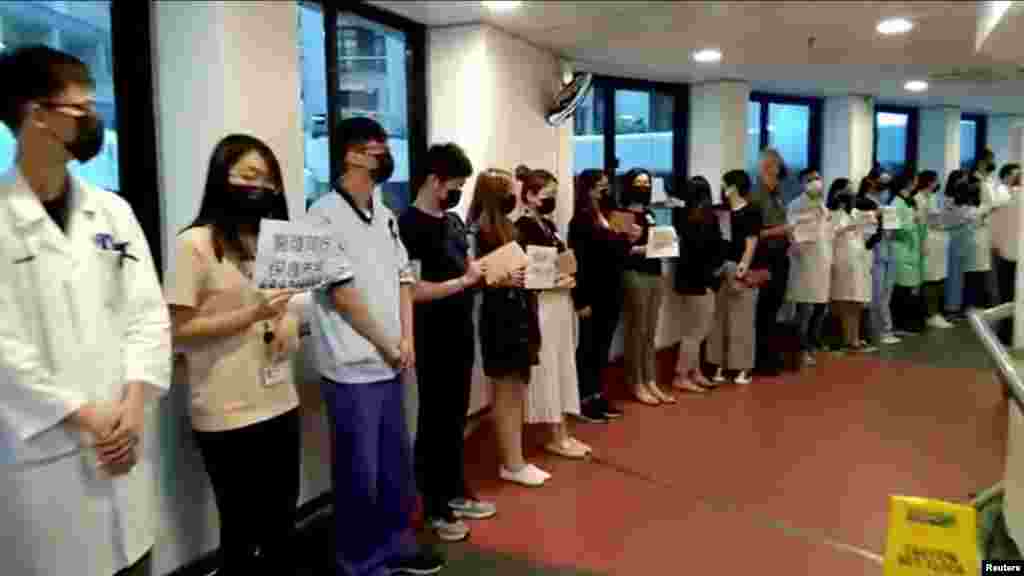 香港玛丽医院的医护工作者利用午餐时间手持反对警察暴力的标语举行罢工。(2019年9月2日)