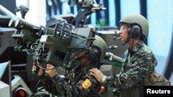 资料照:台湾军人展示美制双联装毒刺式防空导弹。(2005年8月11日)