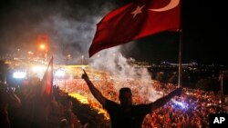 支持土耳其政府的群众在通往伊斯坦布尔的博斯普魯斯大桥的道路上示威(2016年7月21日)