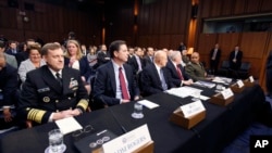 美国联邦调查局局长科米(前排左起第二人)和国家安全局局长、海军上将罗杰斯(前排左起第一人)在参议院听证会上(2016年2月9日)