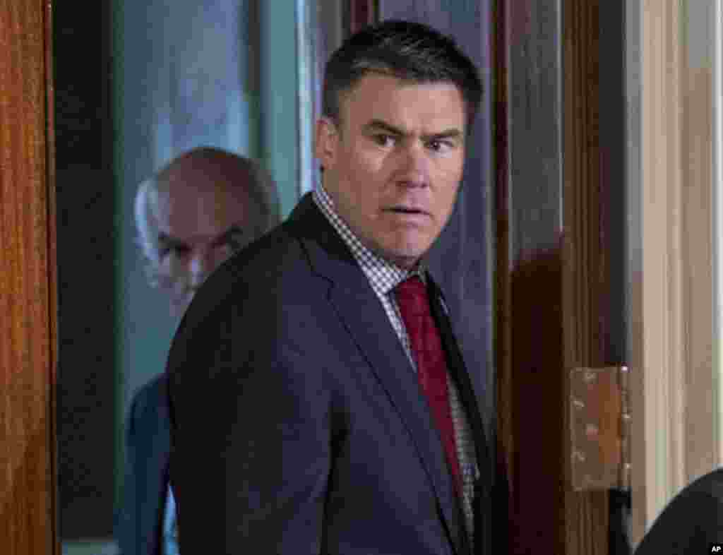 2017年4月20日,白宫通讯联络办公室主任杜克(Mike Dubke)抵达白宫东厅。对冲基金经理、百万富翁安东尼·斯卡拉穆奇在这个岗位上只做了十天。媒体发表了一篇对新上任的斯卡拉穆奇的采访,他在采访中粗话连篇地批评其他几名白宫高级官员。白宫办公厅主任凯利随后将他解职。