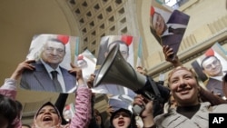 Người ủng hộ Tổng thống Ai Cập ủng hộ ăn mừng sau quyết định của tòa án ở Cairo, ngày 13/1/2013.