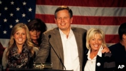 蒙大拿州当选参议员戴恩斯 (2014年11月4号摄)