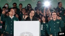 在民进党正副总统候选人赖清德、萧美琴赢得选举后,台湾总统蔡英文在来到台北的民进党总部外与支持者互动。