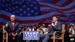 川普和退役中将弗林在维吉尼亚州的竞选大会上(2016年9月6日)。川普当选后任命弗林担任国家安全顾问