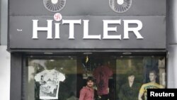 Cửa hàng bán quần áo có tên là 'Hitler' ở thành phố Ahmedabad, miền tây Ấn Độ