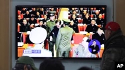 人们在韩国首尔地铁站观看朝鲜逮捕张成泽的电视新闻。