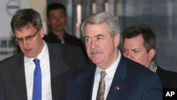 美国农业部负责贸易和海外农业事务的副部长Ted McKinney(中间)等美国贸易代表团成员2019年1月8日在北京离开饭店与中国官员举行第二天的会谈