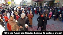 芝加哥华埠庆祝农历新年的人群。(2013年12月17日)