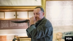 澳大利亚音乐家科林演奏了自己的作品。(美国之音记者方正拍摄)