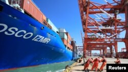 中国青岛的货柜码头(路透社)