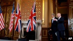 Ngoại trưởng Mỹ John Kerry và Ngoại trưởng Anh William Hague tại London, ngày 25/2/2013.