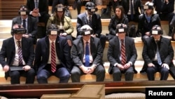 白宫国家安全顾问博尔顿(前排右二)在参观耶路撒冷老城西墙时戴着虚拟现实眼镜。(2019年1月6日)