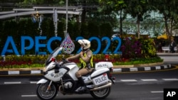 2022年11月16日,一名泰国警察在亚太经合组织(APEC)领导人峰会会场附近巡逻。