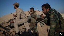 伊拉克民兵组织在摩苏尔以西的泰勒阿费尔机场注视伊斯兰国的阵地。(2016年11月20日)