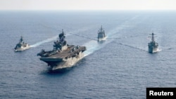 澳大利亚大型护卫舰帕拉马塔号(HMAS Parramatta 左)与美国海军两栖攻击舰美利坚号(USS America)、邦克山号航空母舰(USS Bunker Hill)和巴里号驱逐舰(USS Barry DDG-52)在南中国海海域举行演习。(2020年4月18日)