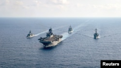 澳大利亚大型护卫舰HMAS Parramatta(左)和美国海军在南中国海海域举行演习。(2020年4月18日)
