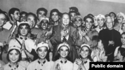 历史照片:毛泽东、刘少奇等中国领导人观看《红色娘子军》,并与演员合影。(1964年10月8日)