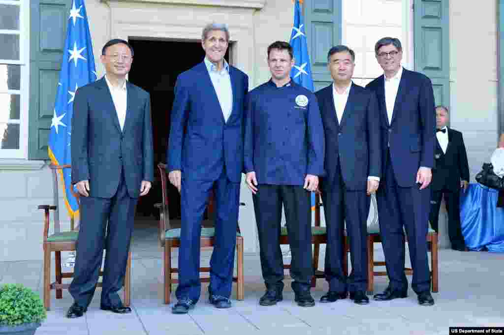 美国国务卿克里和财长雅各布·卢与中国国务委员杨洁篪(左一),副总理汪洋(右二)在弗农山庄与厨师阿姆斯特朗(中)合影。