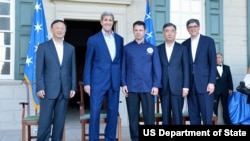 美国国务卿克里和财长雅各布·卢与中国国务委员杨洁篪(左一),副总理汪洋(右二)在弗农山庄与厨师阿姆斯特朗(中)合影(2015年6月22日)