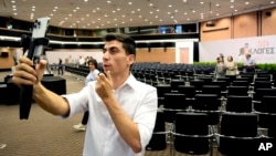 拥有数百万粉丝的YouTuber和 TikToker热门博主菲迪亚斯·帕纳伊奥托 (Fidias Panayiotou) 在塞浦路斯首都尼科西亚的一个会议中心手持手机宣布他赢得了欧洲议会分配给塞浦路斯的六个席位之一,成为欧洲议会议员。(2024年6月11日)