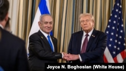 2025年9月29日,美国总统唐纳德·特朗普与以色列总理本杰明·内塔尼亚胡在白宫举行的新闻发布会后握手。